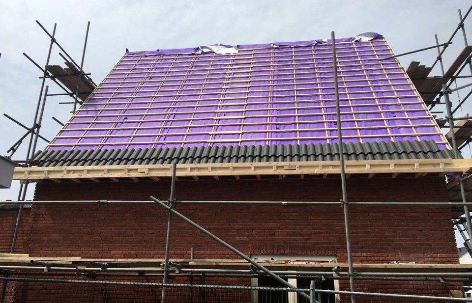 Dakisolatie verbeteren: waar u warmte én geld mee bespaart 1 Dakisolatie aanbrengen pannendak - Dakbedekking van Eerd